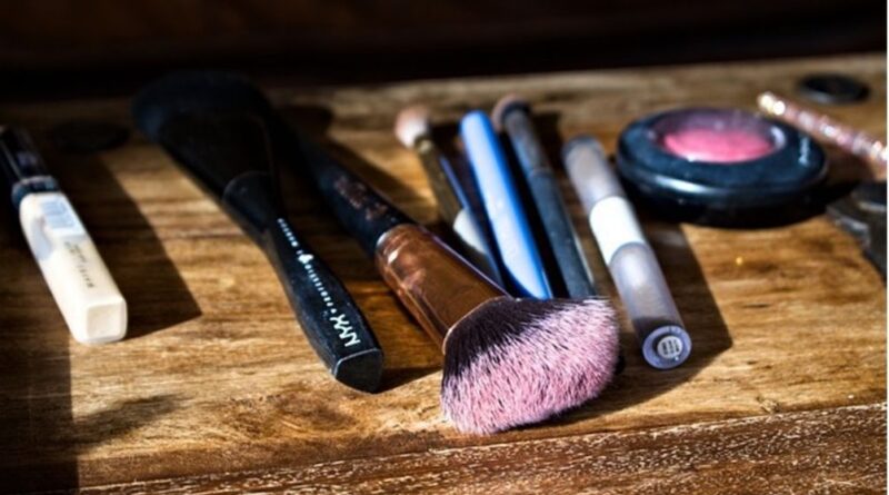 professional makeup artist in Melbourne gives makeup tips